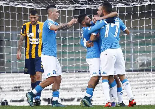 Il Napoli vince a Verona e vola in testa alla classifica