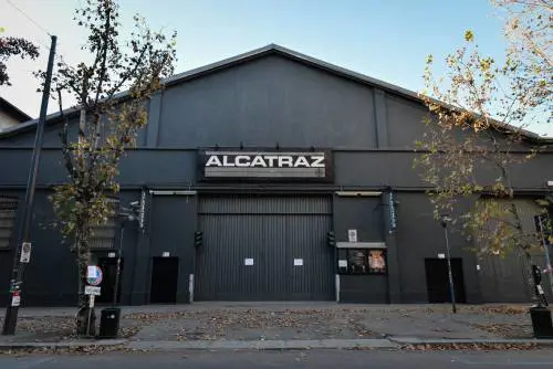 L'assalto dei predoni e le mani addosso: così è scattata la violenza dell'Alcatraz