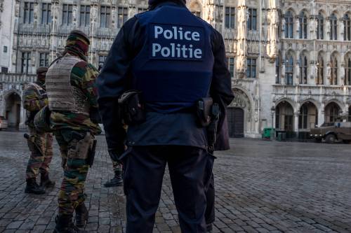 Parigi, una cintura esplosiva ritrovata in un cestino