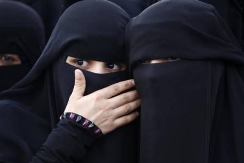 Indossa il velo islamico: donna incinta picchiata