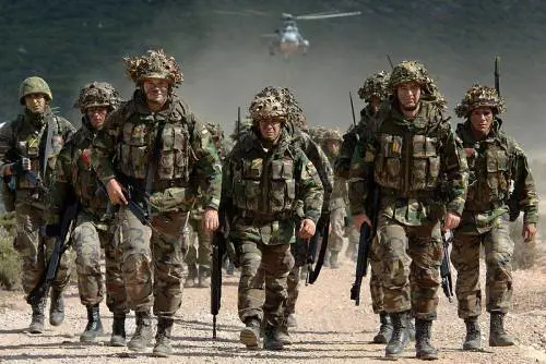 Francia: "Truppe di terra  contro lo Stato islamico"