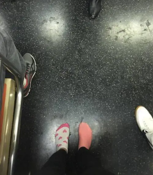 Dona le scarpe a una senzatetto e torna a casa scalza