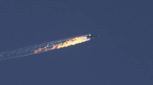 Siria, aereo militare russo abbattuto da jet turchi. Ankara: "Aveva sconfinato"