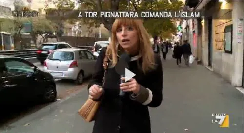 "Qui comandano gli islamici". E la giornalista viene linciata