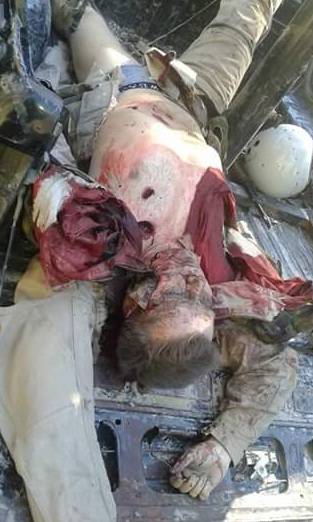 I cadaveri martoriati  dei due piloti abbattuti: ecco le foto