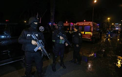 Polizia e soccorritori sul luogo dell'esplosione a Tunisi