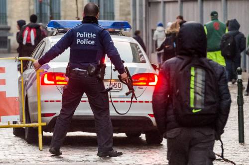 Un poliziotto al lavoro vicino a una scuola di Bruxelles