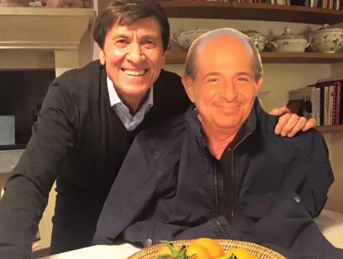 La provocazione di Gianni Morandi: foto con un Magalli cartonato