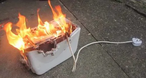 Legge un consiglio su Facebook e dà fuoco alla casa