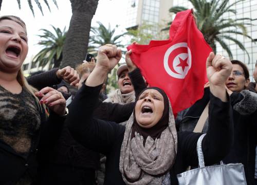 Una manifestazione a Tunisi in solidarietà con le famiglie delle vittime