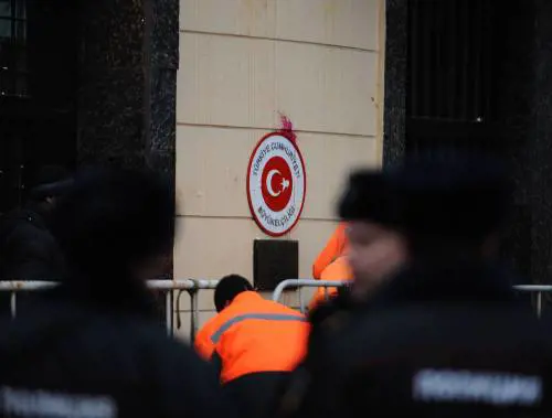 Mosca, sassi e uova contro l'ambasciata turca