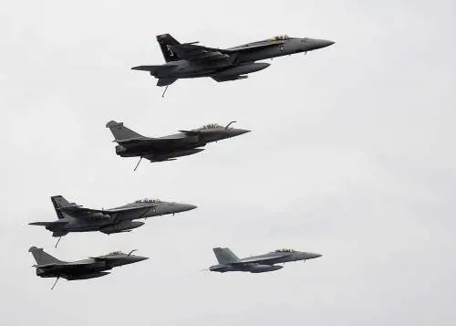 Francia, via libera dei deputati a proseguire i raid in Siria