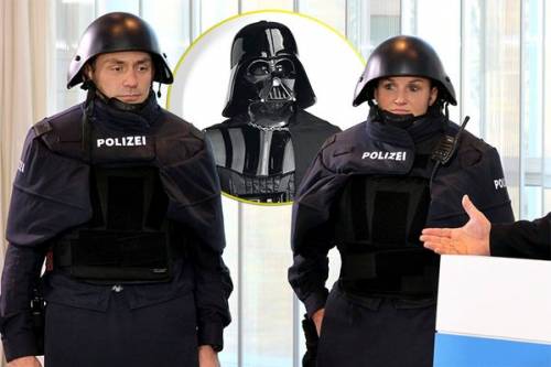 I nuovi caschi della polizia bavarese ricordano quello di Dart Fener di Guerre Stellari