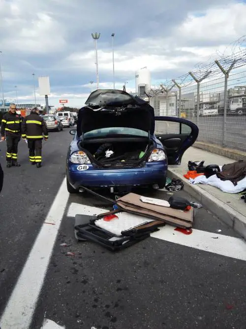 Allarme bomba a Fiumicino: fatta esplodere una Jaguar