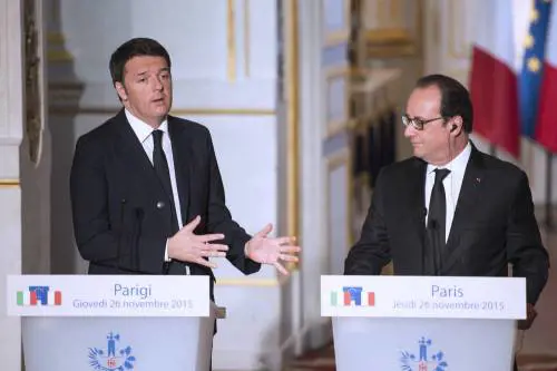 Matteo Renzi e François Hollande in conferenza stampa a Parigi