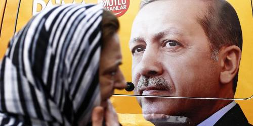 Renzi non bombarda il Califfato ma apre le porte dell'Ue alla Turchia