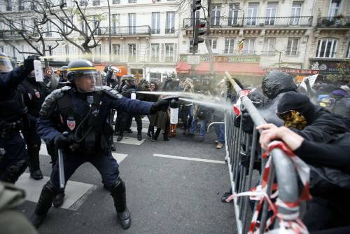 Parigi, scontri tra manifestanti e polizia