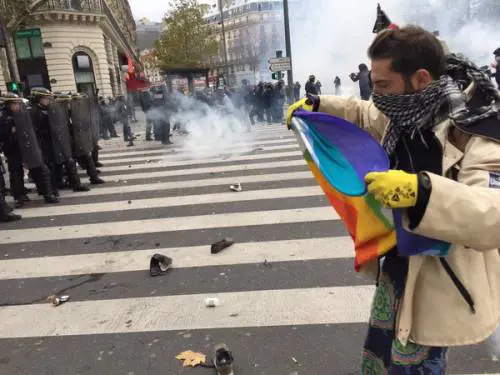 Sfregio ai morti di Parigi