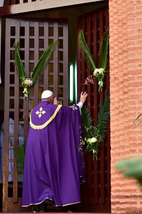 Bergoglio apre la Porta Santa del Giubileo a Bangui (Rep. Centrafricana)