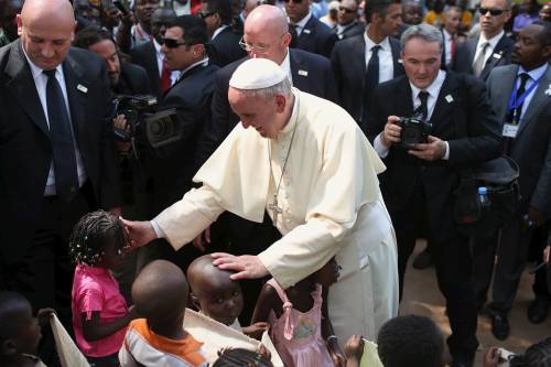 Il Papa apre la Porta santa. Inizia il "Giubileo africano"