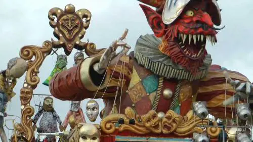 L'Isis al Carnevale di Viareggio: carro choc con David decapitato