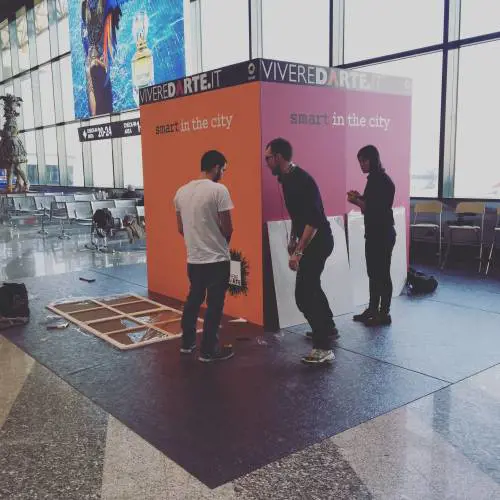 L'area check-in di Malpensa atelier di giovani artisti