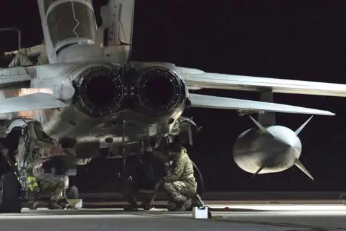Tornado della Raf bombardano i giacimenti petroliferi dell'Isis