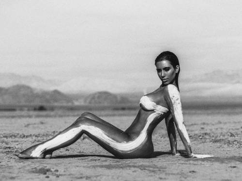 Kim Kardashian, shooting nuda nel deserto