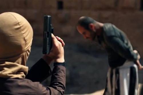 Macabro gioco dei bimbi dell'Isis: guardie e ladri con morto