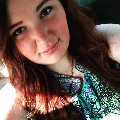 Ragazza eletta più brutta della scuola, ma lei reagisce così