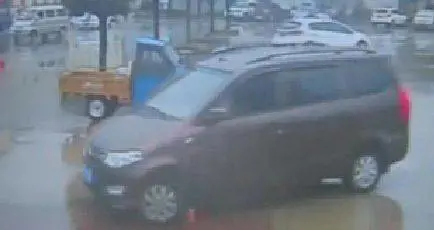 Investe i figli con l'auto: vivi per miracolo