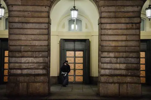 Agenti in smoking e metal detector Si va in scena in un teatro blindato