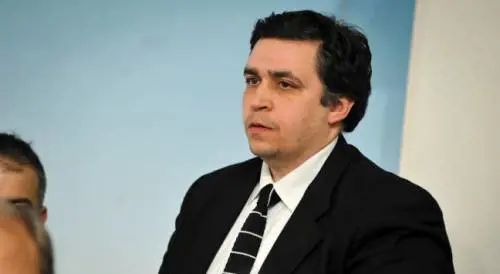 Il portavoce del premier pagato per non parlare