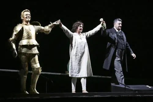 Ma la "Pulzella" senza fede sembra l'icona di una resa