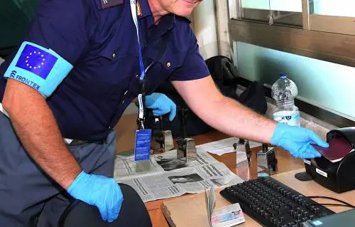 Dall'Ue procedura d'infrazione: "L'Italia non registra i migranti"