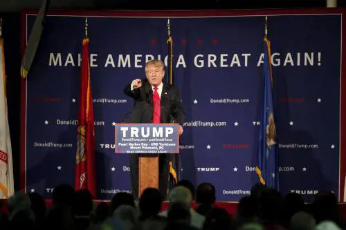 Ora fanno tutti i maestrini con Trump: "Semina odio come la Le Pen"