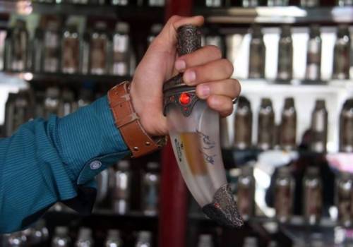 Il profumo a forma di pugnale successo di vendite a Gaza