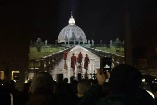 La facciata di San Pietro illuminata nell'ambito dello spettacolo "Fiat Lux"