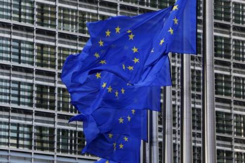 La Ue vuole imporre una carta di identità comune (con la bandiera blu e oro)