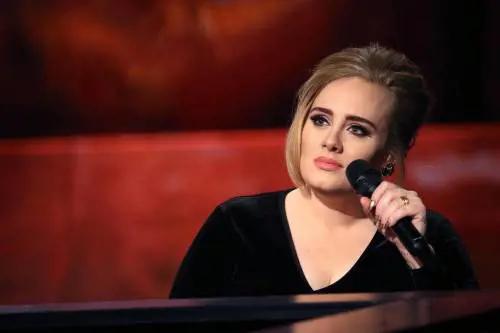 Noel Gallagher ce l'ha con Adele: "Scrive solo musica per nonnette"
