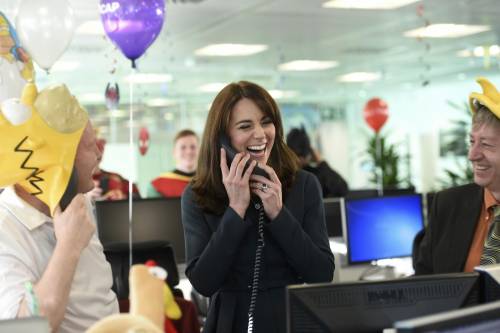 Kate "flirta" al telefono William fa "il geloso"