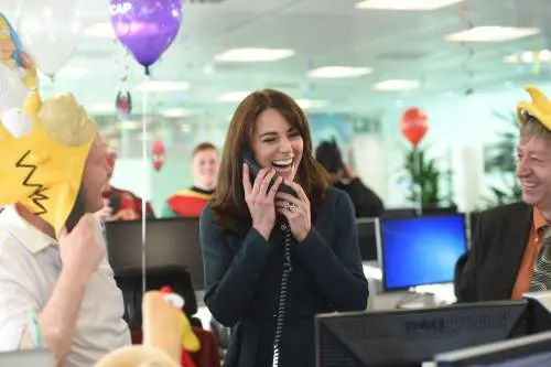 Kate Middleton "flirta" al telefono. A fin di bene