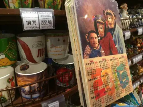 Sfottò del supermercato russo: Obama ritratto come scimmia