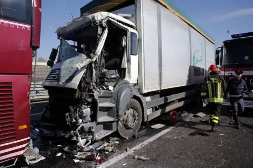Grave incidente a Brindisi, un tir si ribalta e travolge tre auto
