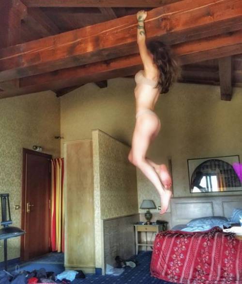 Naike Rivelli, foto hot a casa di Yari Carrisi
