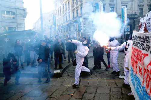 C'è piazza Fontana. Si ferma Milano (ma non i violenti)