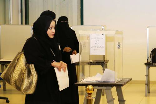 Elettrici ai seggi a Riad. Per la prima volta hanno votato anche le donne