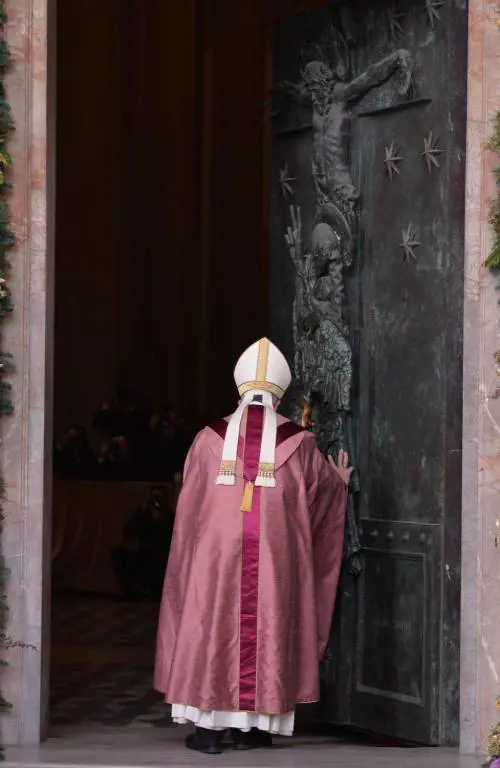 Il Papa apre la Porta Santa a San Giovanni in Laterano