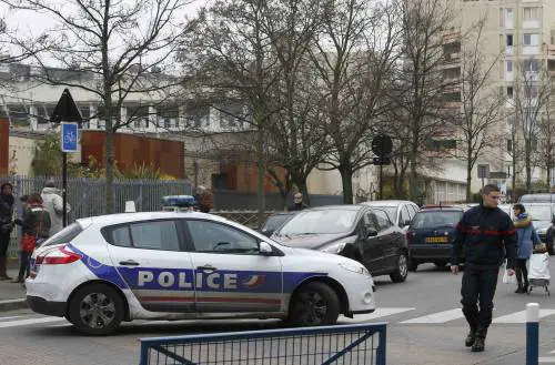 "Ferito da un jihadista dell'Isis". Ma il maestro francese si inventa tutto