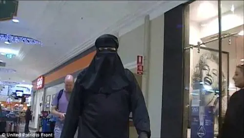 L'esperimento choc in Australia: nessun controllo con il burqa